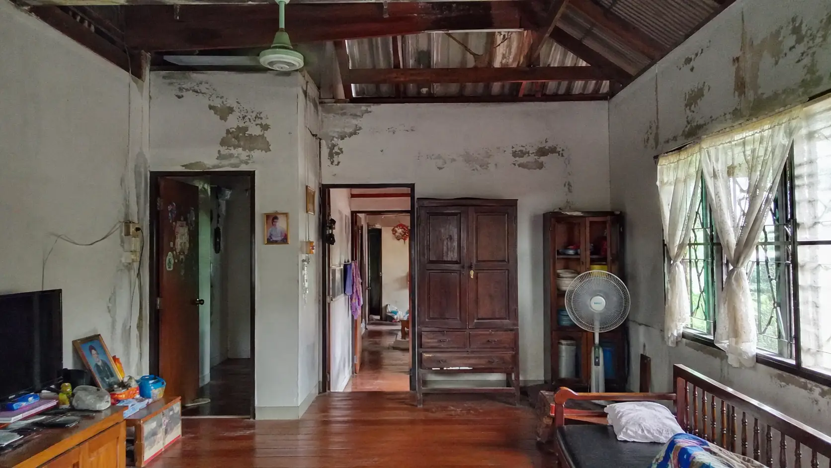 Tường nhà mái thái bị ẩm mốc và bong tróc sơn do thời tiết Bạc Liêu