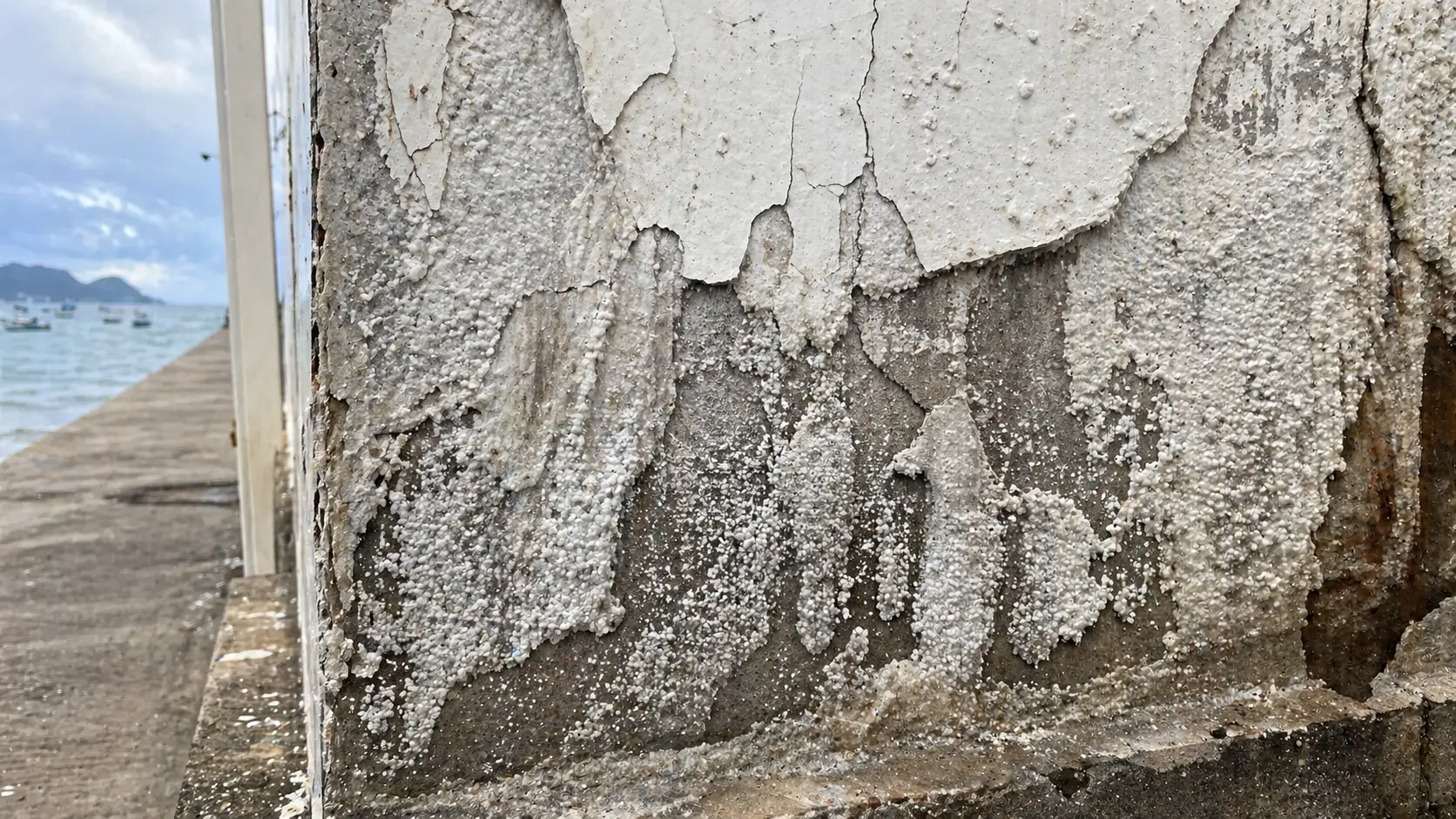 Tường nhà ven biển Sóc Trăng bị muối ăn mòn và bong tróc sơn