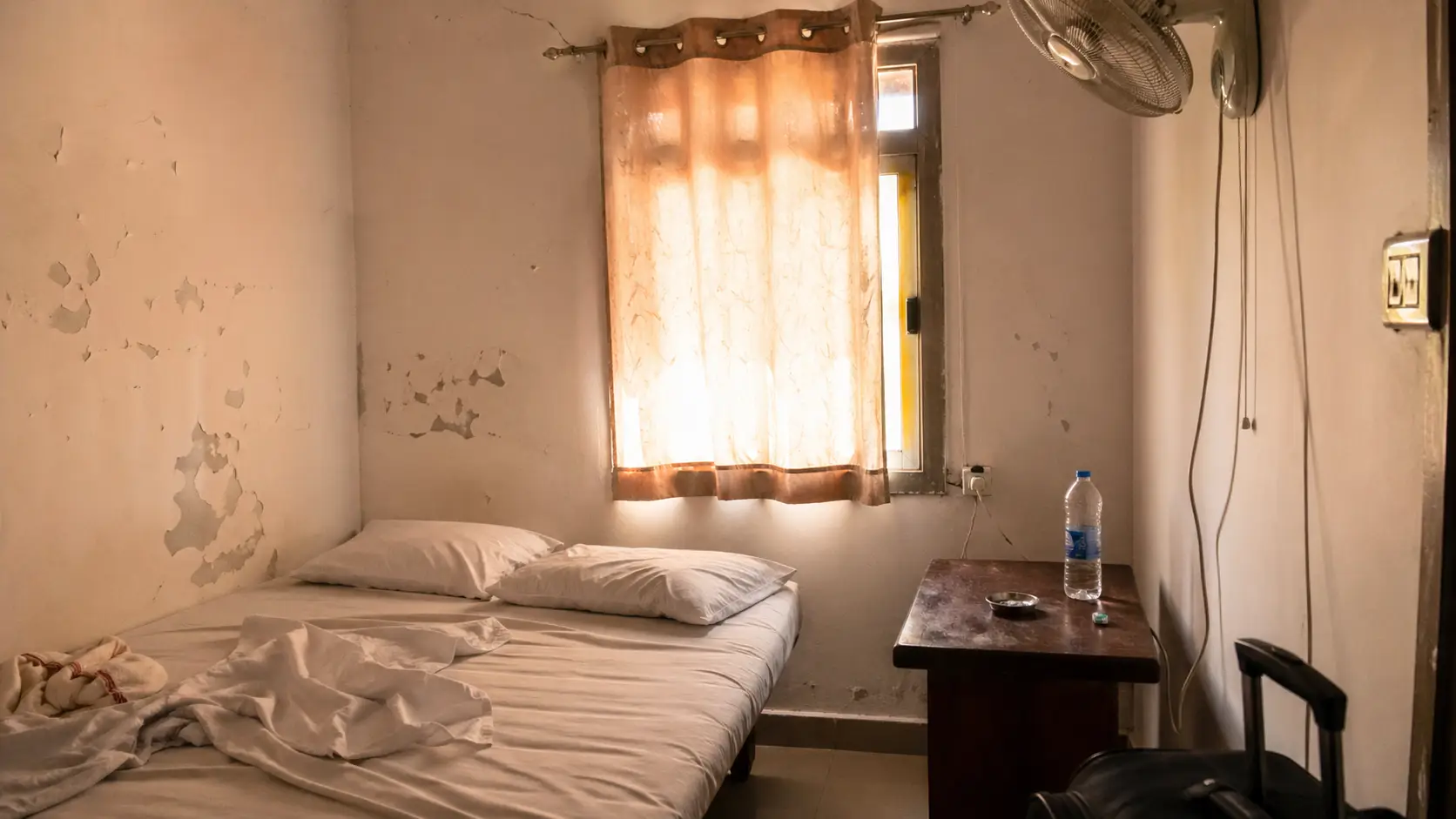 Tường nhà vùng biên An Giang bị nóng hầm hập và bong tróc sơn