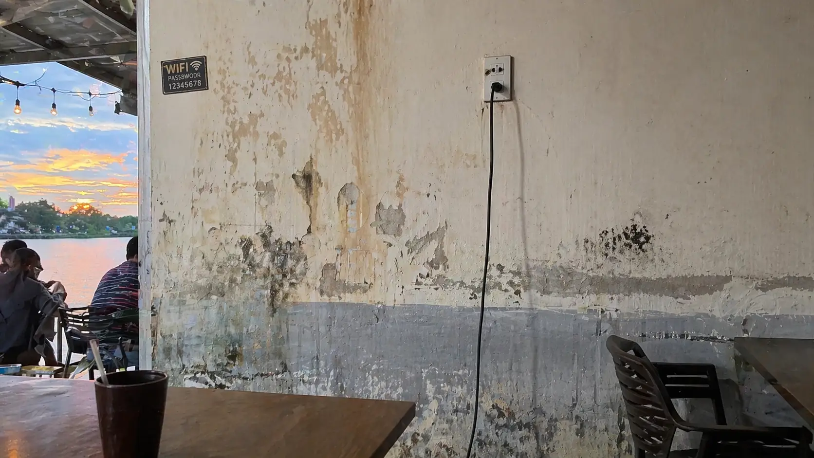 Tường quán cafe ven sông bị bong tróc, sủi bọt muối sau mùa mưa