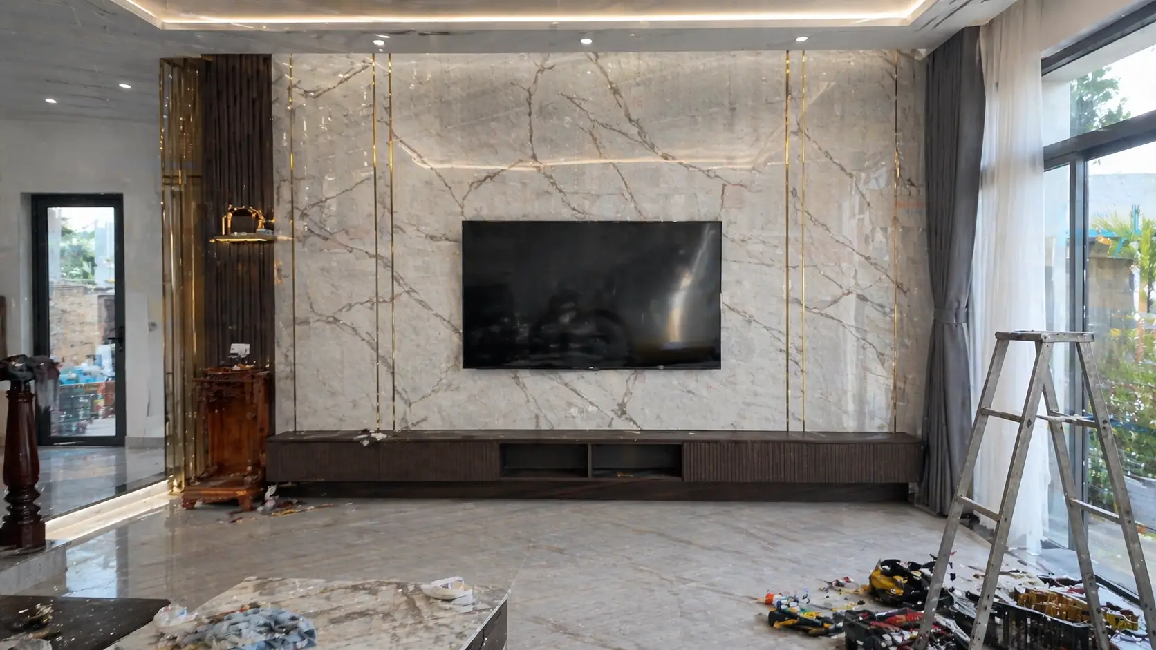 Ứng dụng tấm ốp vân đá PVC thi công vách tivi phòng khách siêu sang trọng