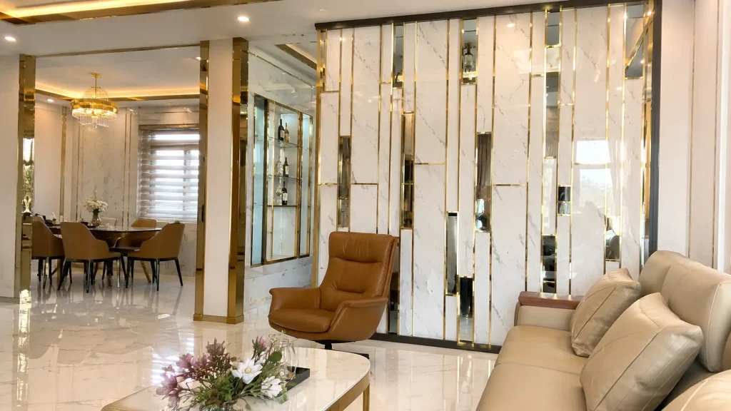 Vách ngăn phòng khách sang trọng bằng tấm nhựa vân đá tại biệt thự Cần Thơ