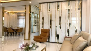 Vách ngăn phòng khách sang trọng bằng tấm nhựa vân đá tại biệt thự Cần Thơ