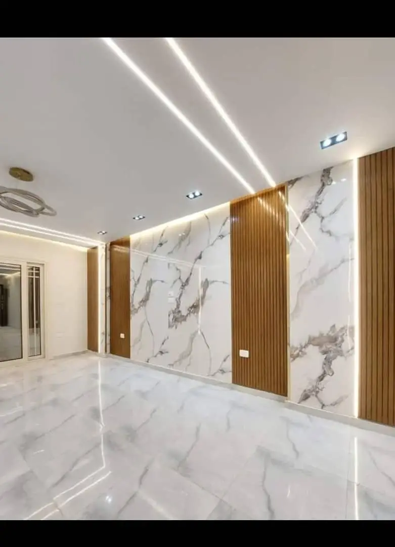 Khu vực vách ngăn quầy lễ tân sang trọng thi công bằng tấm nhựa PVC phủ tinh thể lấp lánh.