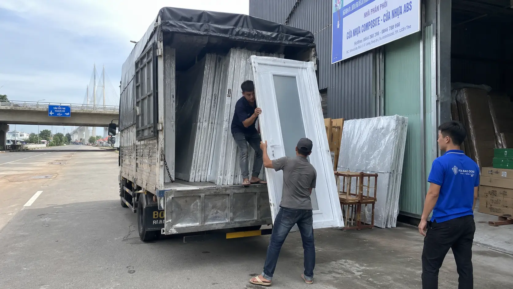 Vận chuyển cửa nhựa giả gỗ chống nước từ kho Nam Tiến đi công trình