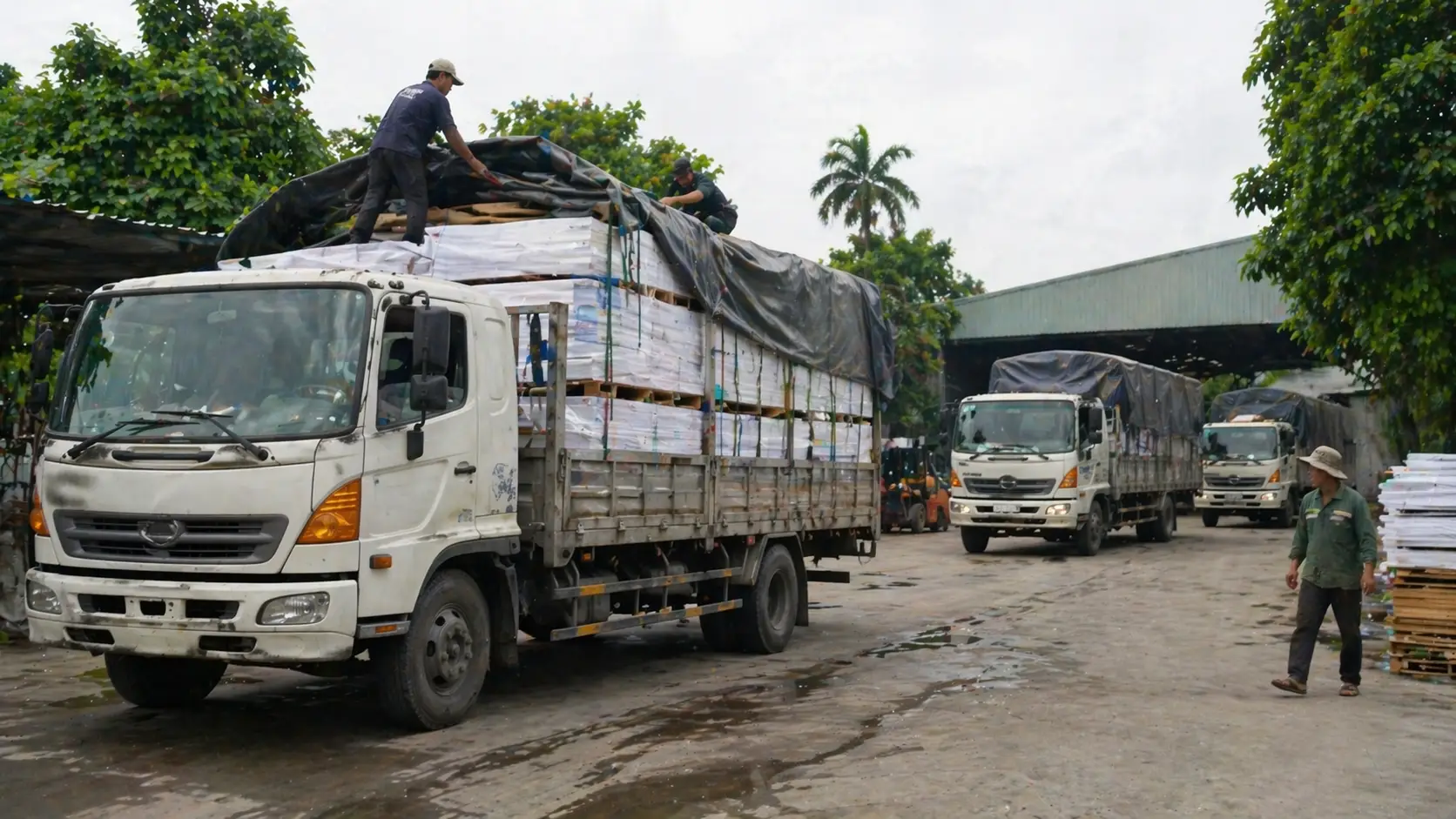 Đội xe tải của Nam Tiến vận chuyển sỉ tấm ốp nhựa