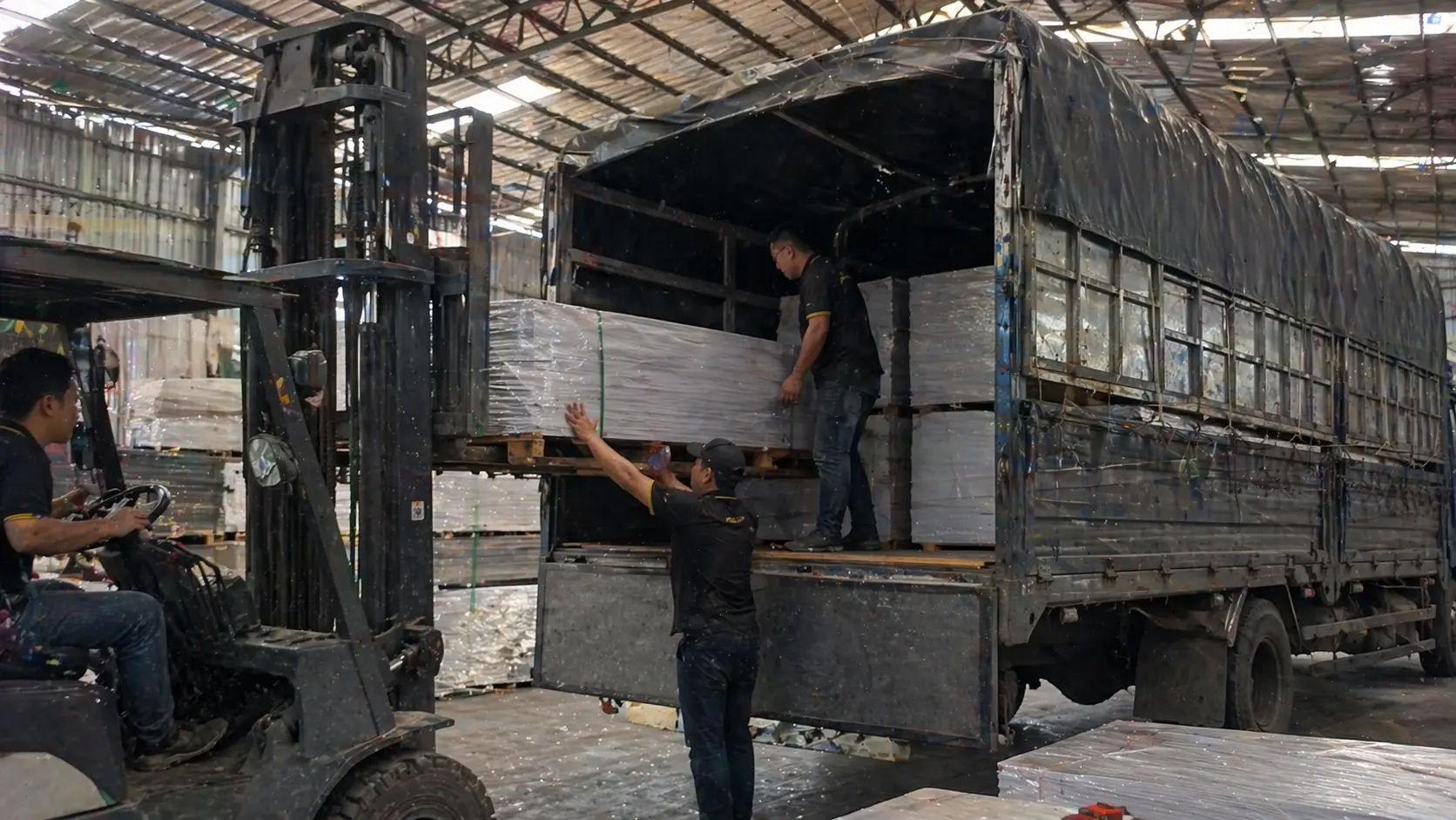 Xe tải giao hàng sỉ tấm nhựa ốp tường hỏa tốc về Vĩnh Long