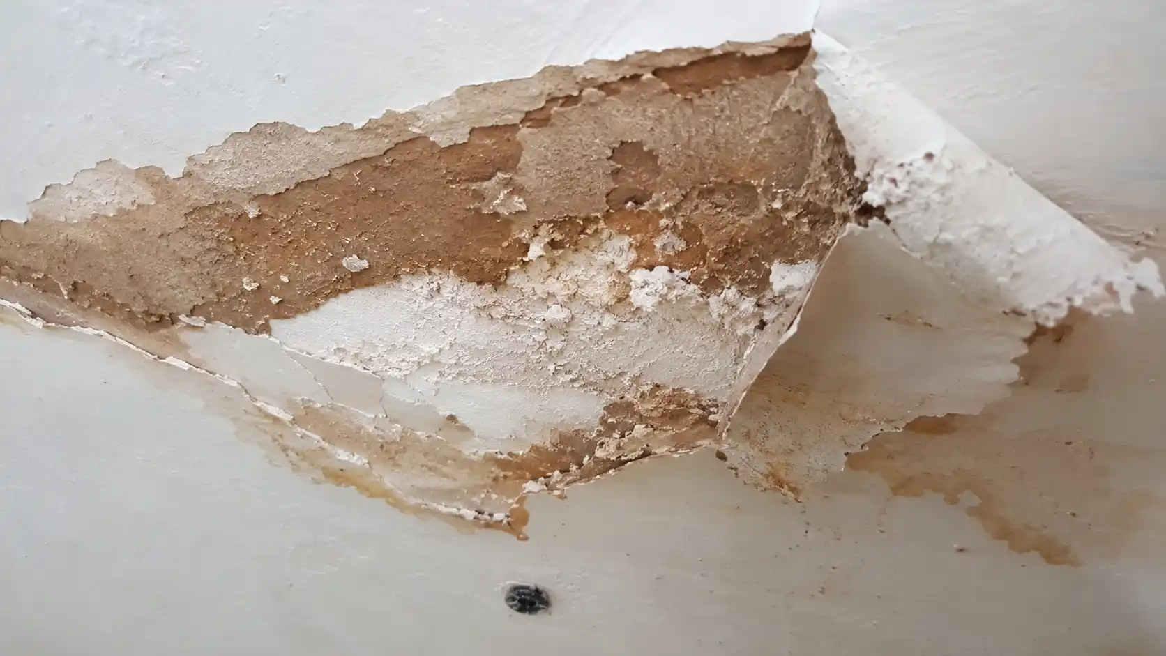 Bề mặt trần thạch cao ngậm nước bục nát rơi lả tả