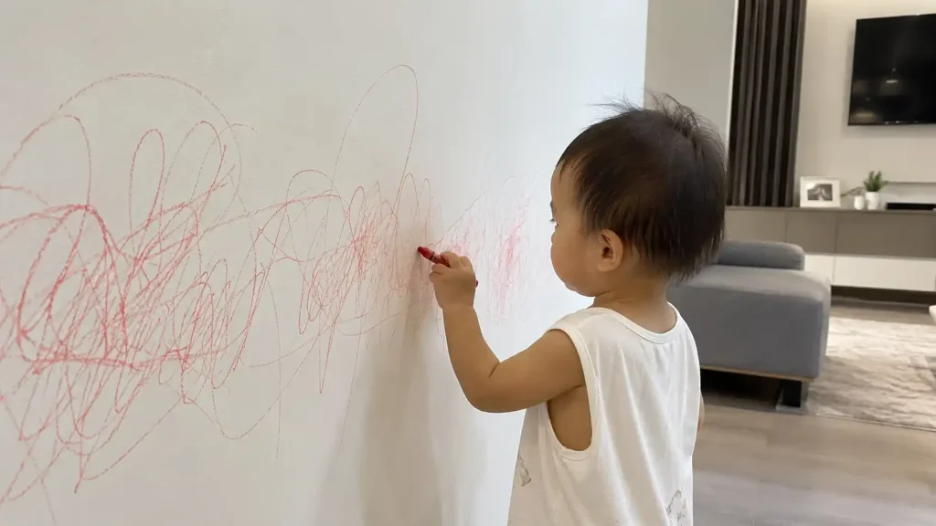 Bé vẽ bẩn sáp màu lên tường nhà sơn nước, tẩy vết sáp màu trên tường