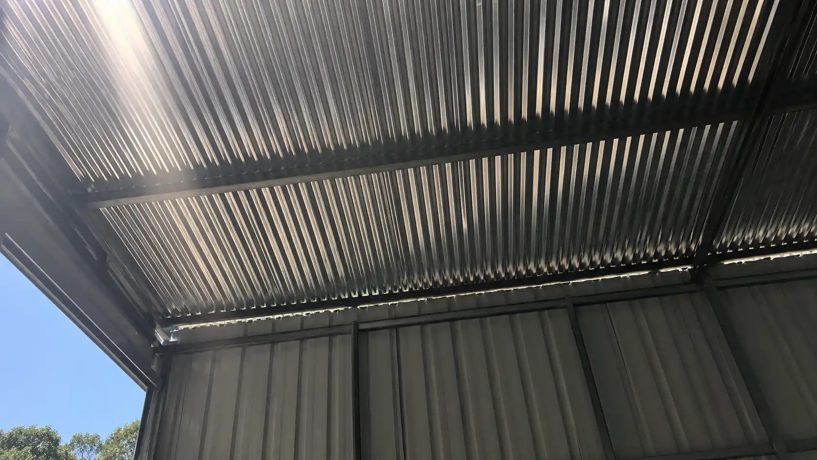 Bức xạ nhiệt từ mái tôn gây nóng hầm hập