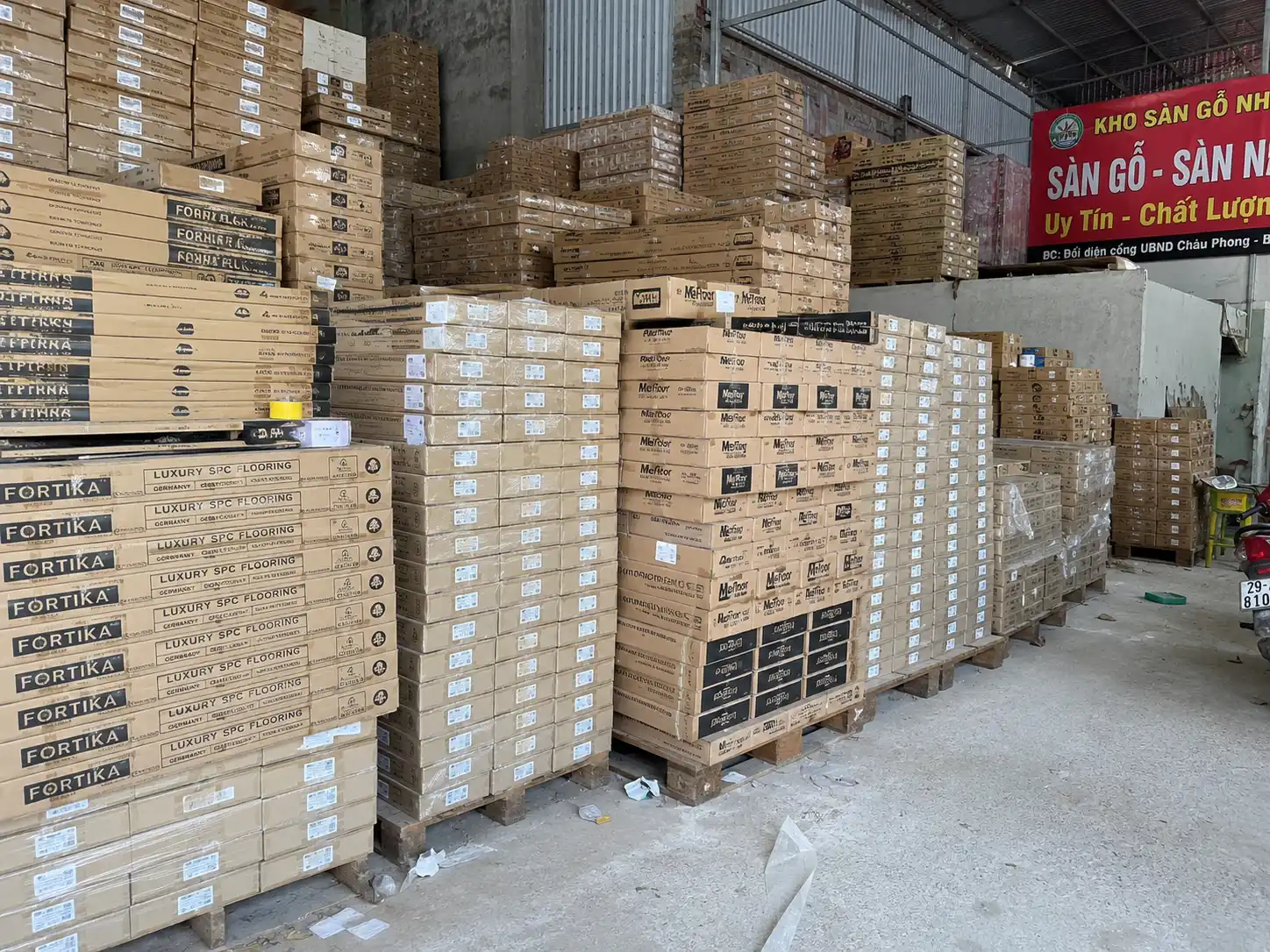 Các hộp sàn nhựa hèm khóa SPC vân gỗ tại tổng kho Nam Tiến