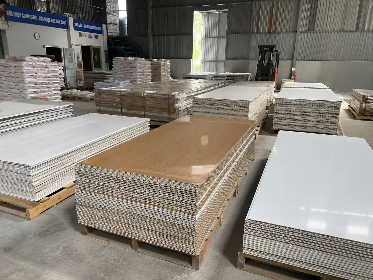 Các tấm nhựa Vincoplast làm tủ bếp xếp phẳng trên pallet tại tổng kho Nam Tiến