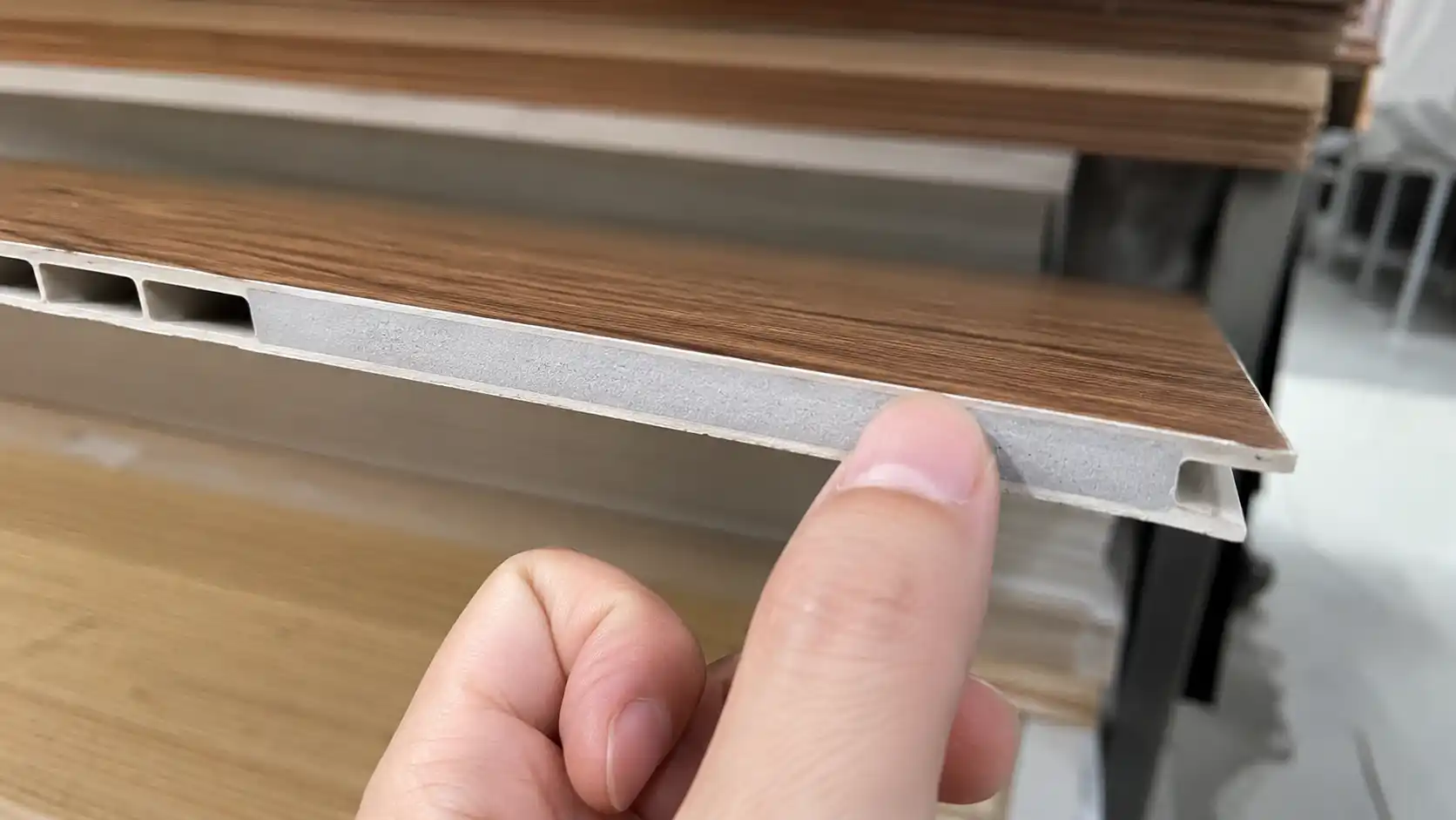 Cách phân biệt phôi nhựa lam sóng chuẩn pha bột đá