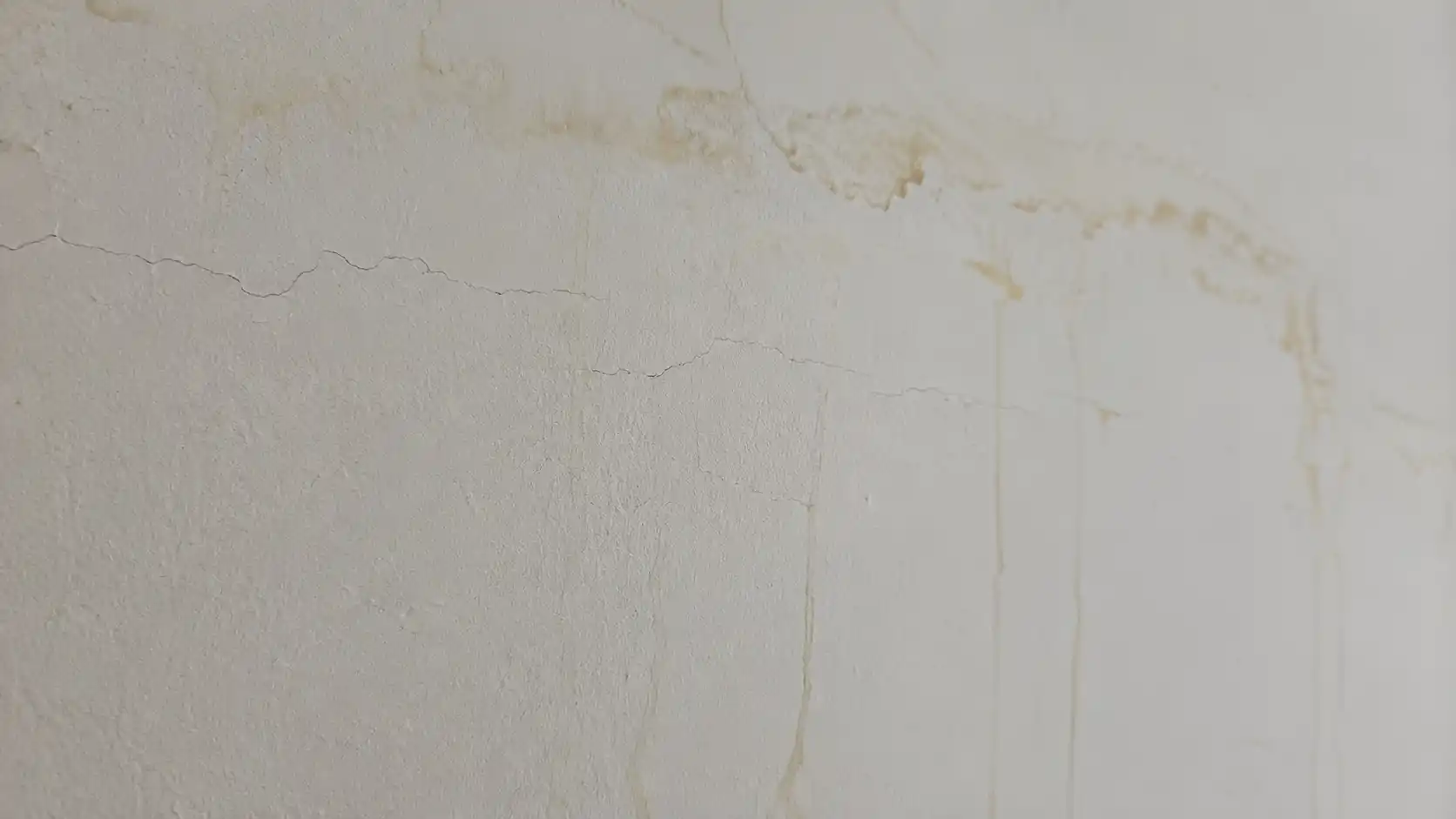 Cách phân biệt vết nứt tường do co ngót và do lún móng