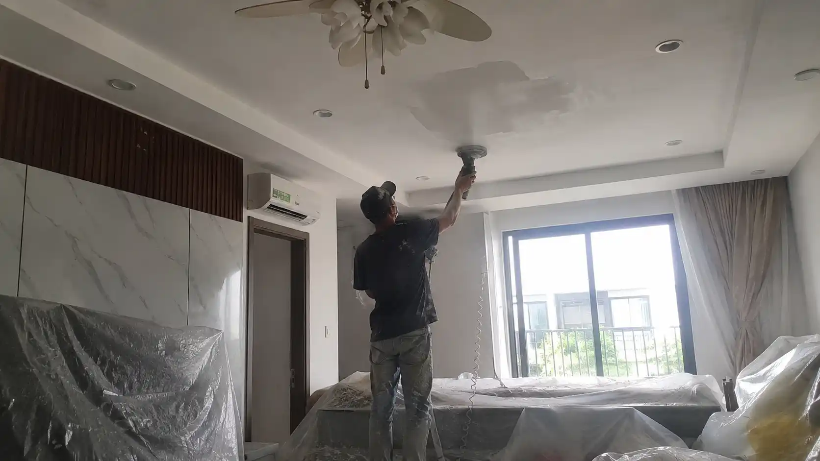 Chi phí vá trần thạch cao và lăn sơn lại đắt đỏ