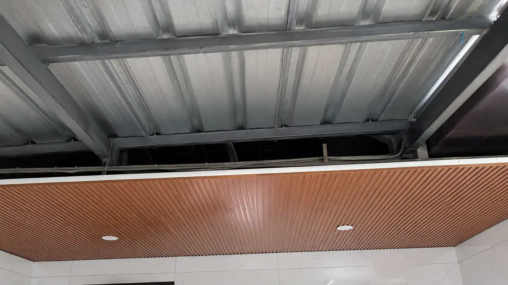 Cơ chế vùng đệm không khí ngăn nhiệt từ mái tôn