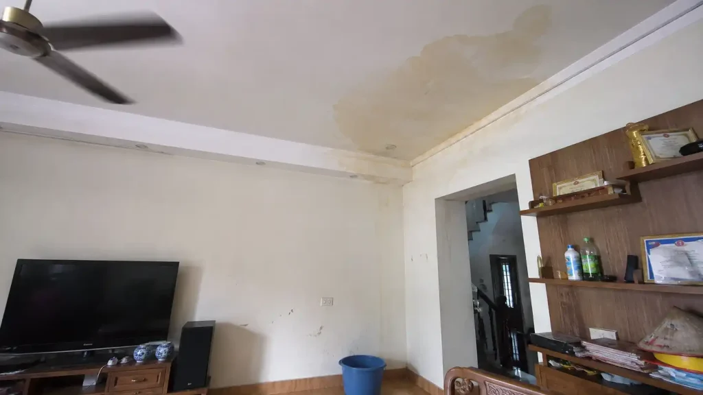 Có nên sơn lại trần thạch cao bị ố vàng do dột nước