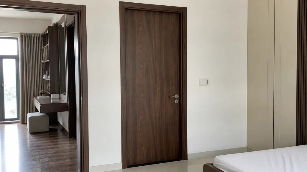 Cửa nhựa Composite vân gỗ sang trọng cho phòng ngủ tại Cần Thơ