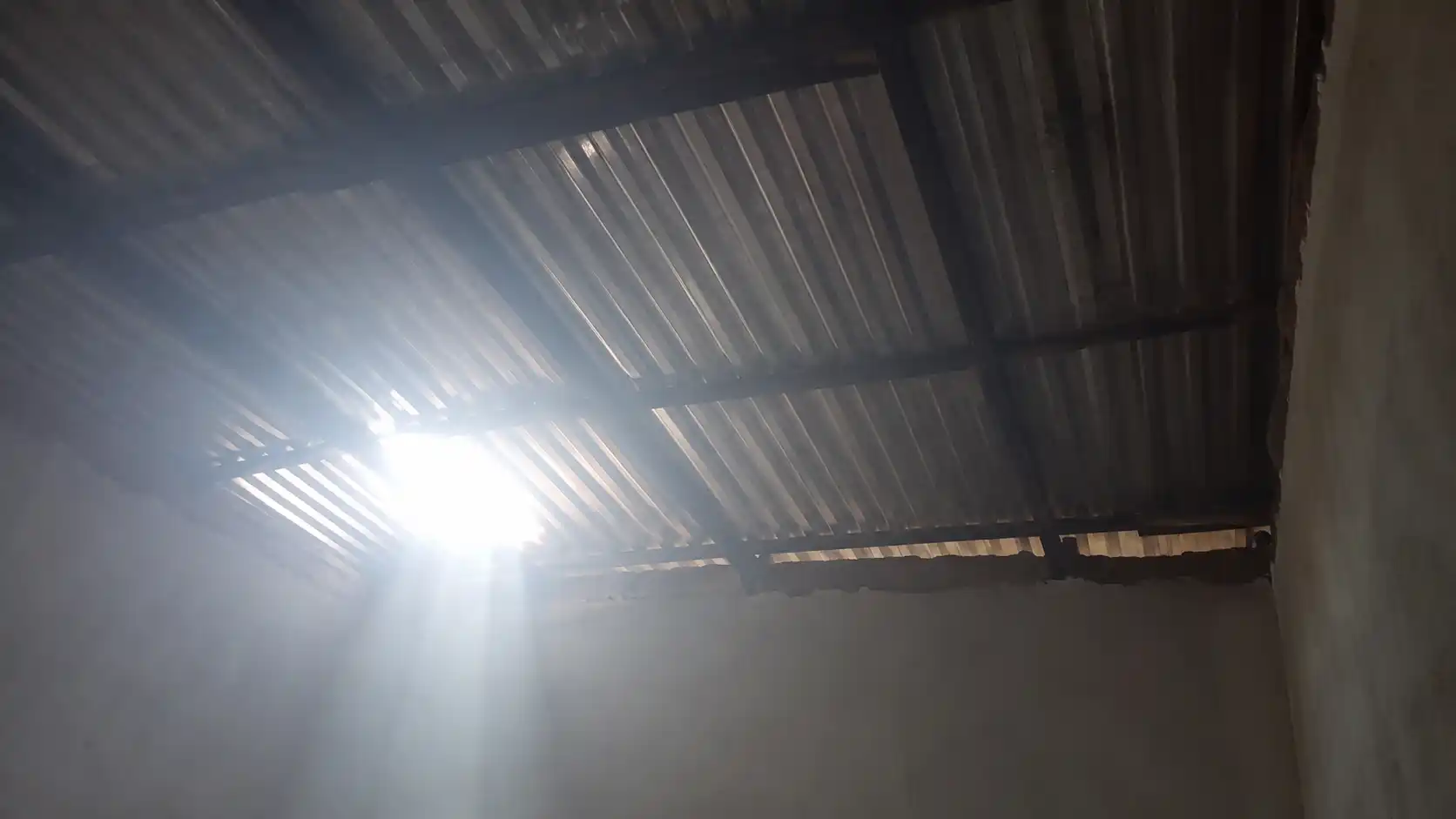 Hiện tượng bức xạ nhiệt từ mái tôn xuống phòng