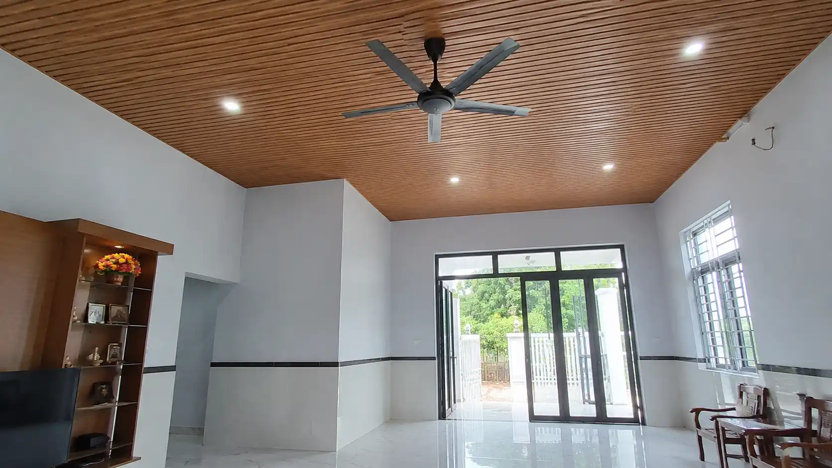 Không gian mát mẻ sau khi lắp trần nhựa lam sóng