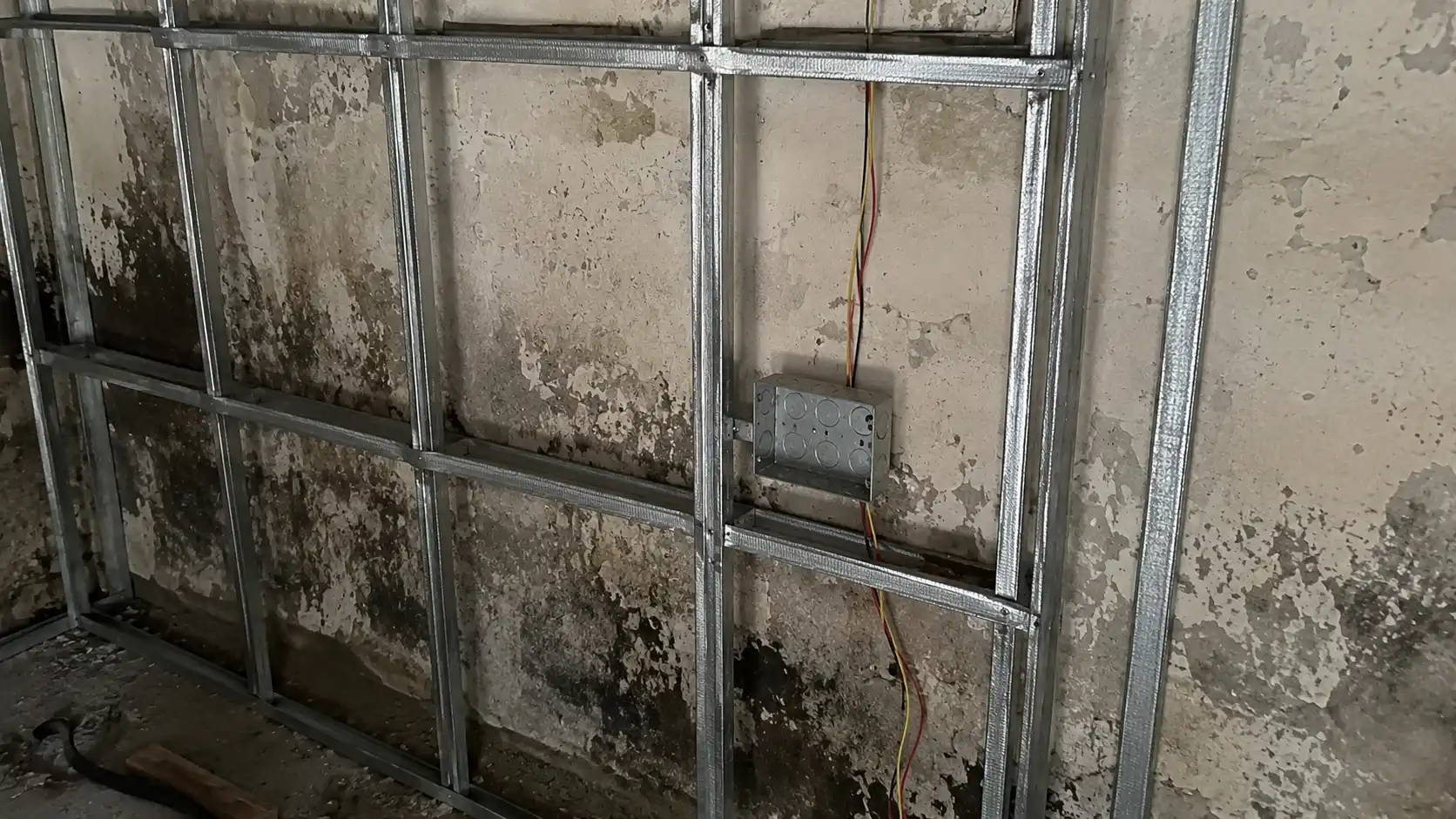 Kỹ thuật thi công khung xương sắt hộp cho tường thấm mốc