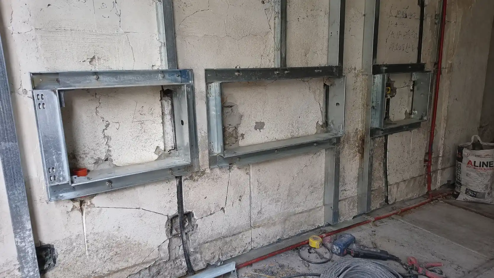 Kỹ thuật đi xương sắt hộp khi ốp nhựa cho tường bị nứt