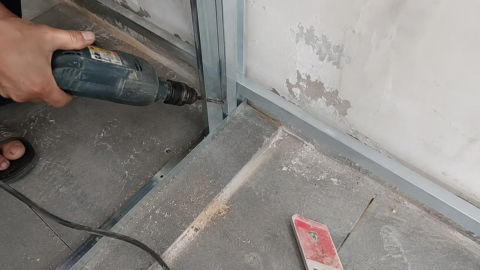 Kỹ thuật lắp khung xương sắt hộp cho vách ngăn nhựa PVC