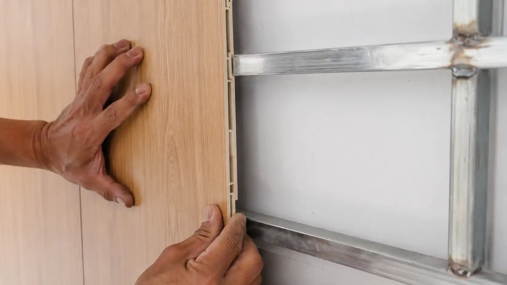  Kỹ thuật sập ngàm khóa âm dương của tấm ốp nhựa PVC Nano lên khung xương kẽm