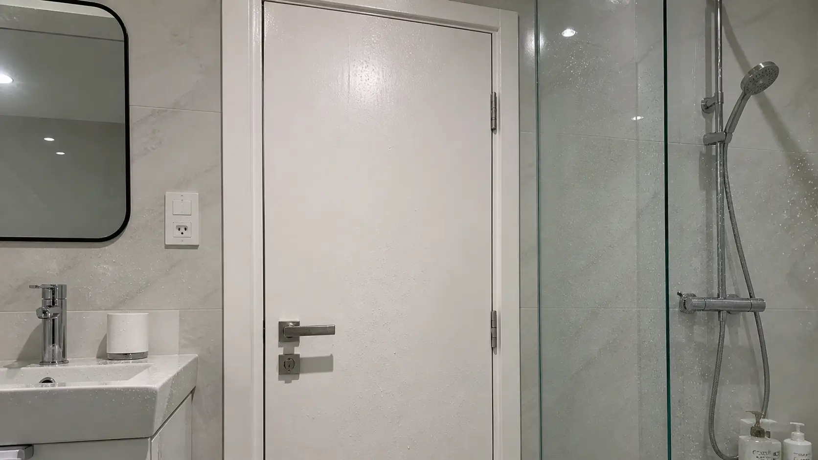 Lắp đặt cửa nhựa Composite chống nước cho nhà vệ sinh hiện đại