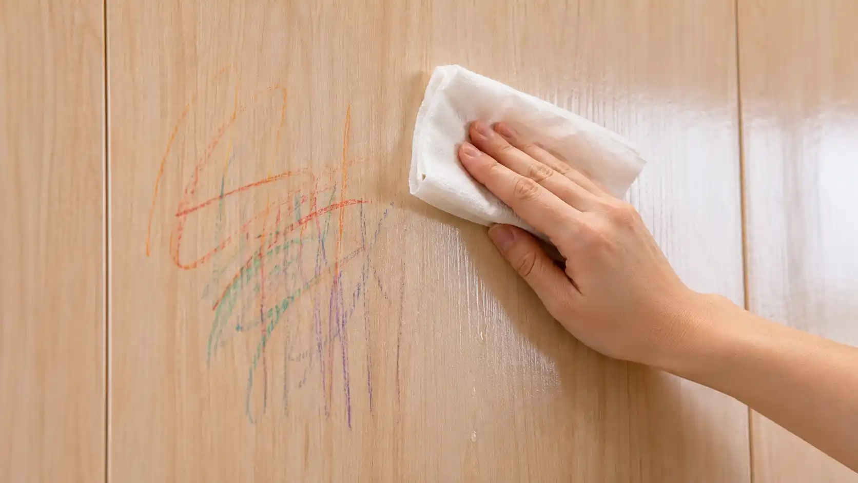 Lau sạch dễ dàng vết bút sáp trên tấm nhựa PVC ốp tường