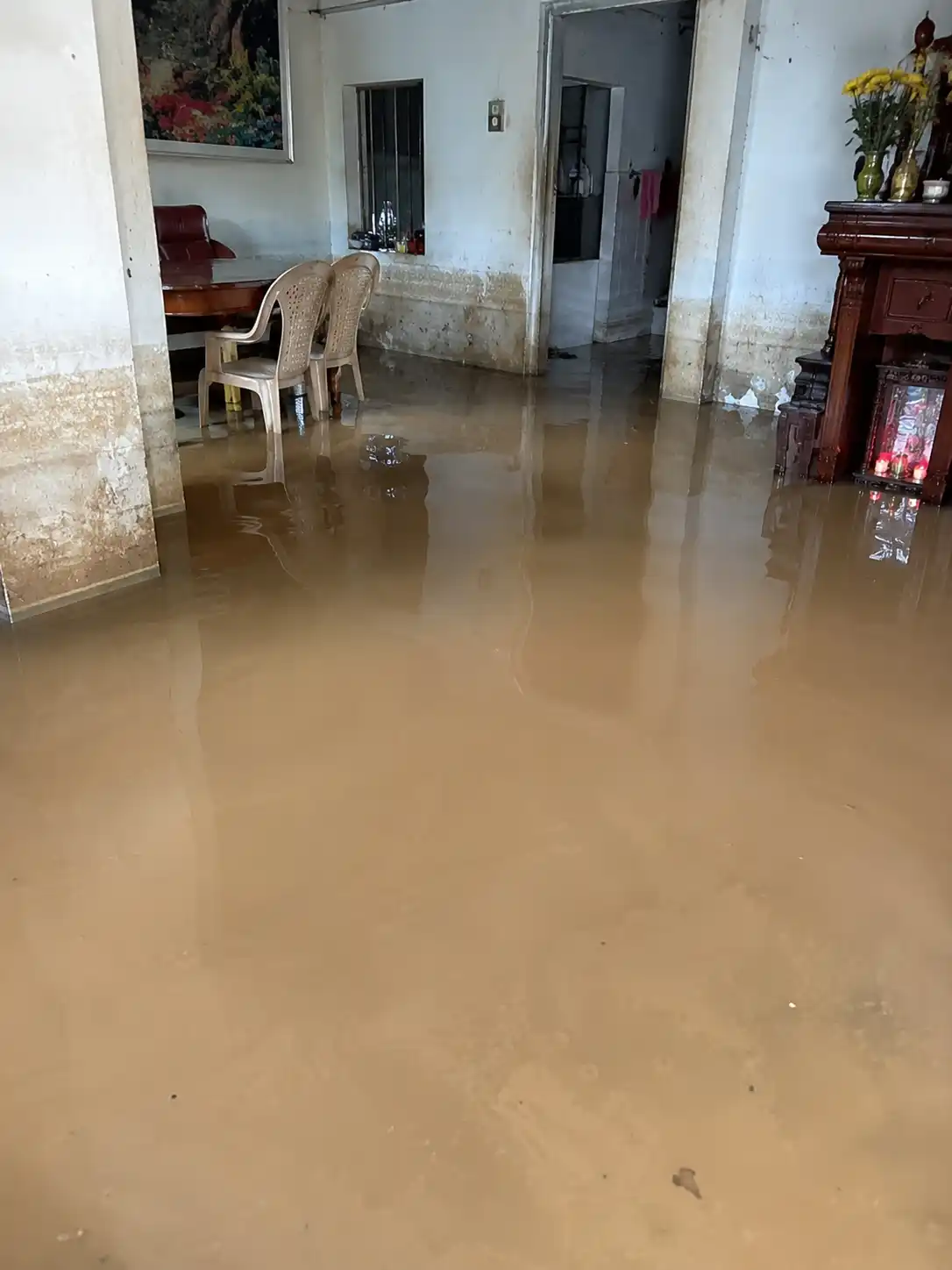 Nền nhà tầng trệt bị ngập nước triều cường mùa mưa