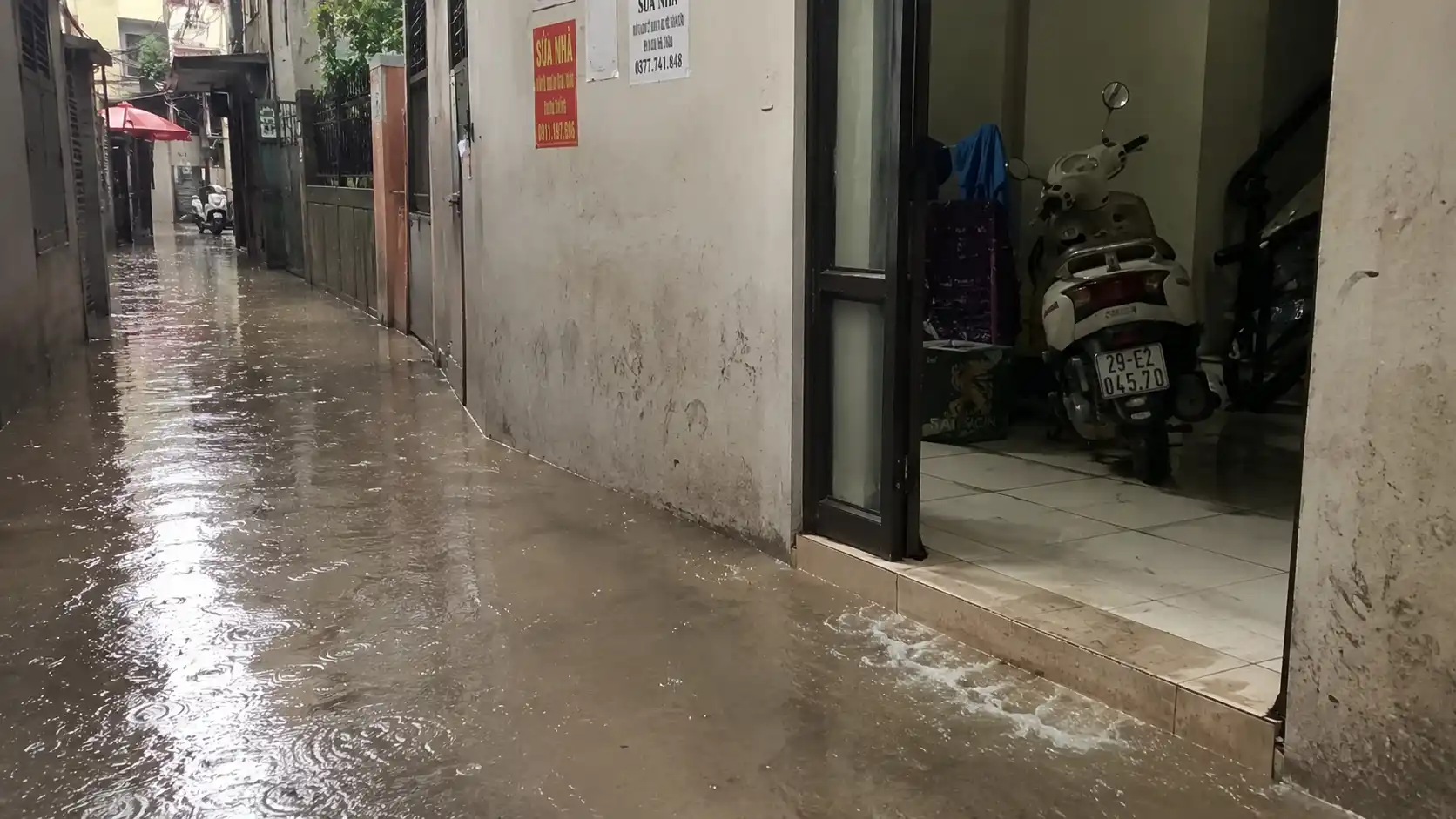 Nhà bị ngập nước không nên lót sàn nhựa
