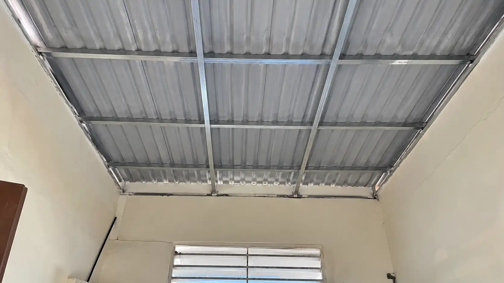 Phòng trọ mái tôn bị nóng hầm hập mùa hè