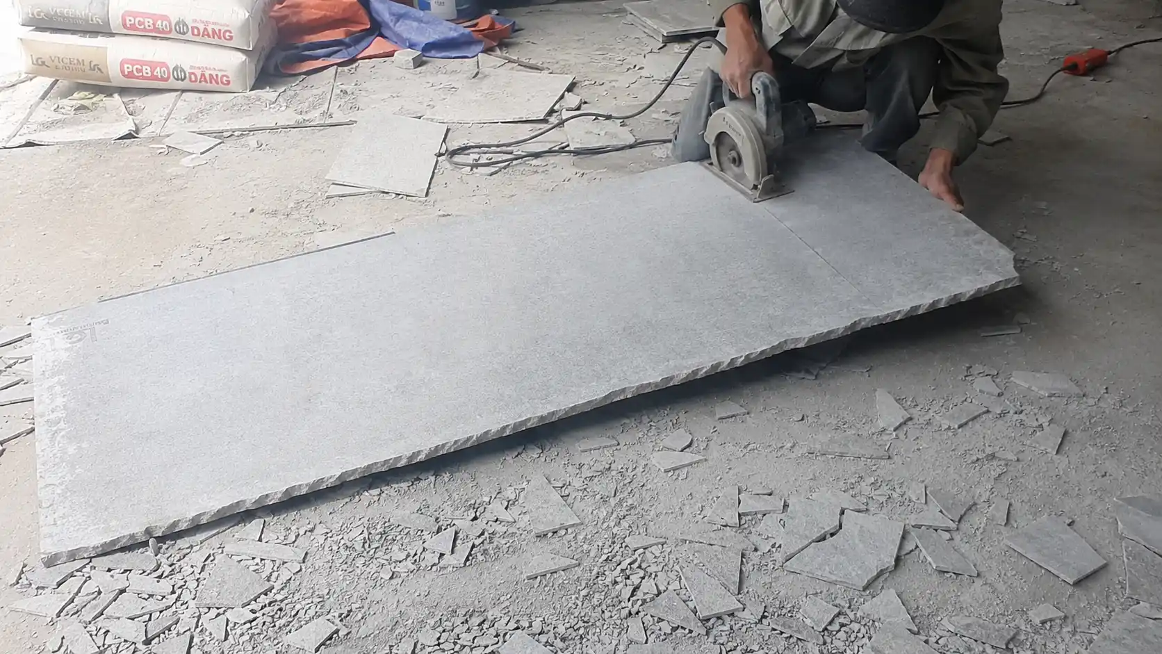  Tấm xi măng Cemboard bị mẻ cạnh hao hụt và gây bụi bẩn khi cắt tại công trình