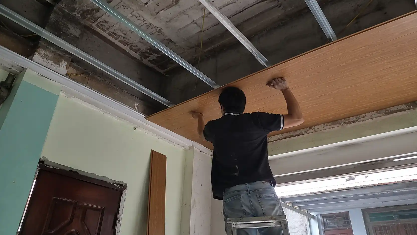 Tận dụng khung xương cũ ốp trần nhựa lam sóng