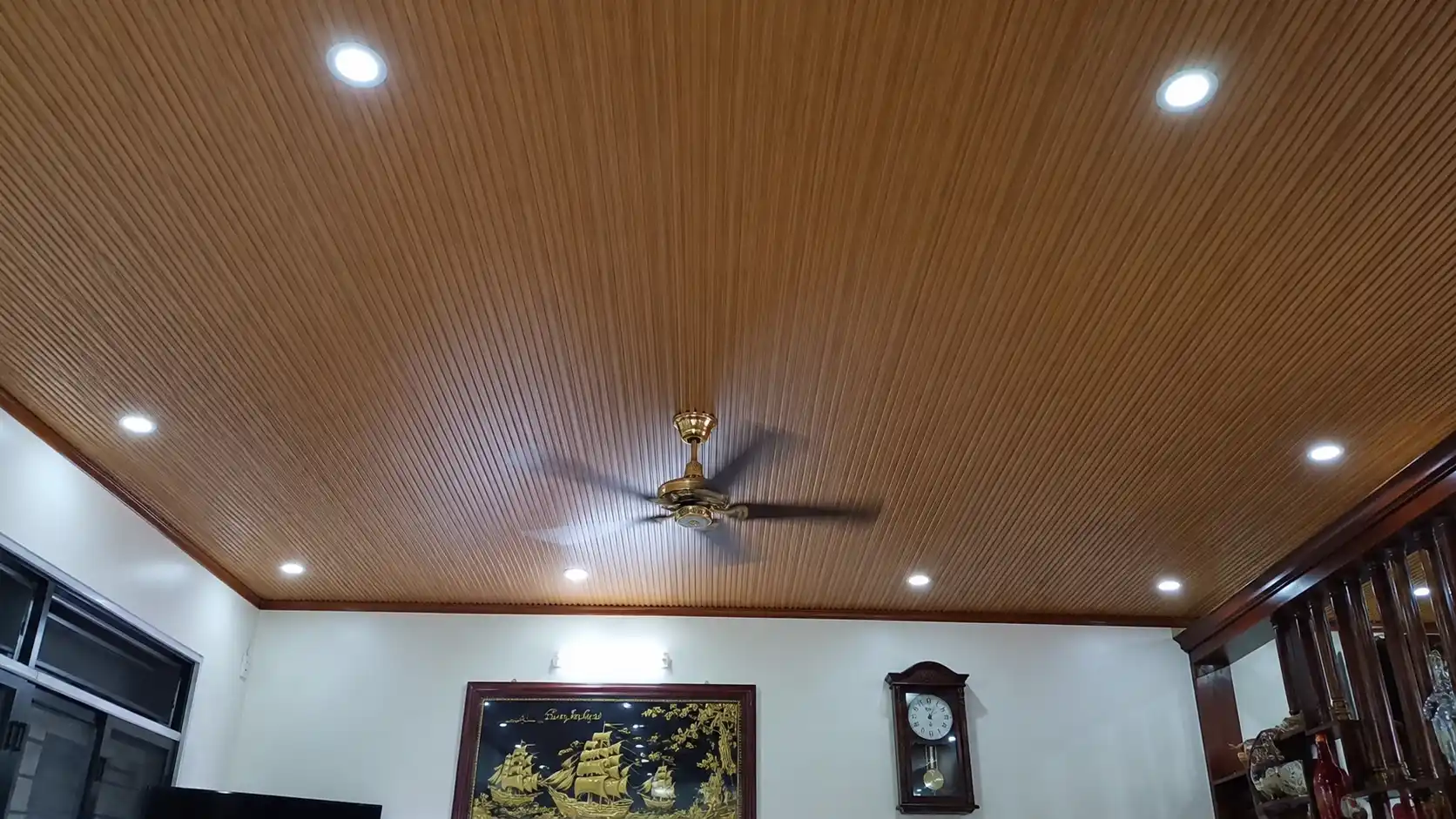 Thay mới trần nhựa lam sóng Nam Tiến chống dột tuyệt đối