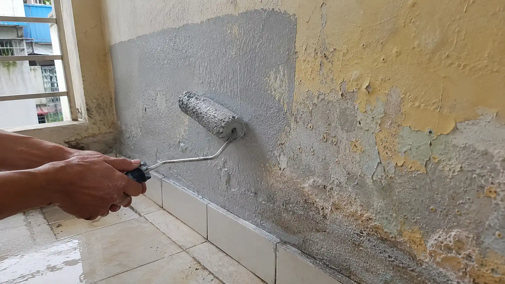 Thi công cạo sủi quét sơn chống thấm lại cho vách tường cũ bị ẩm mốc