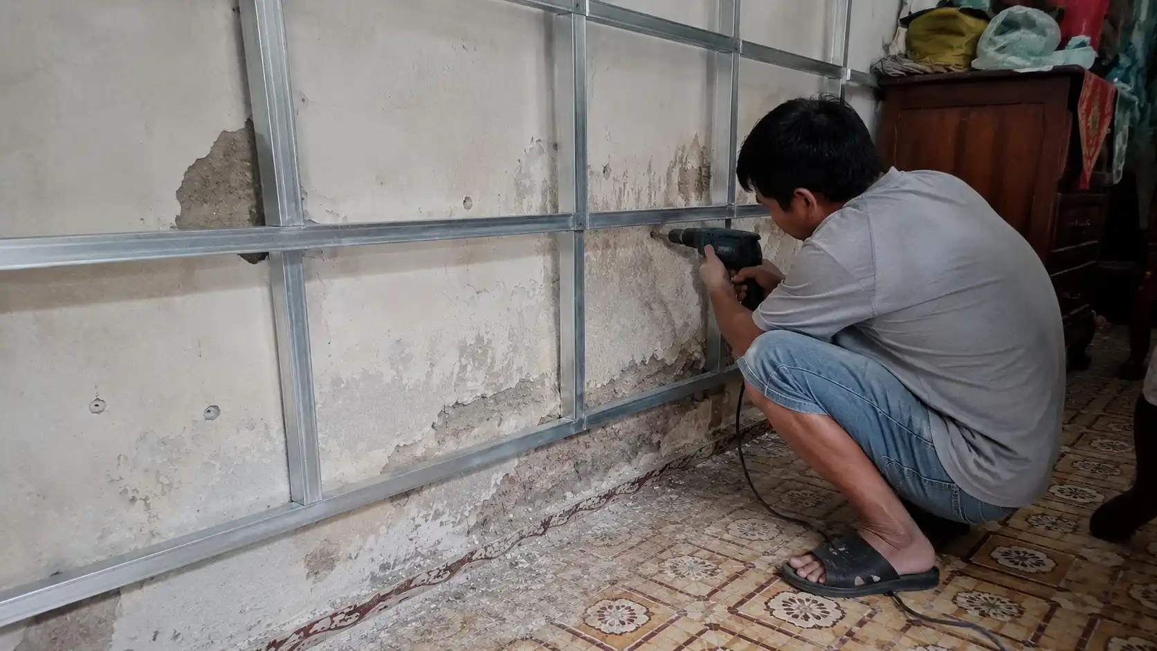 Thi công khung xương sắt cách ly tường rụng cát
