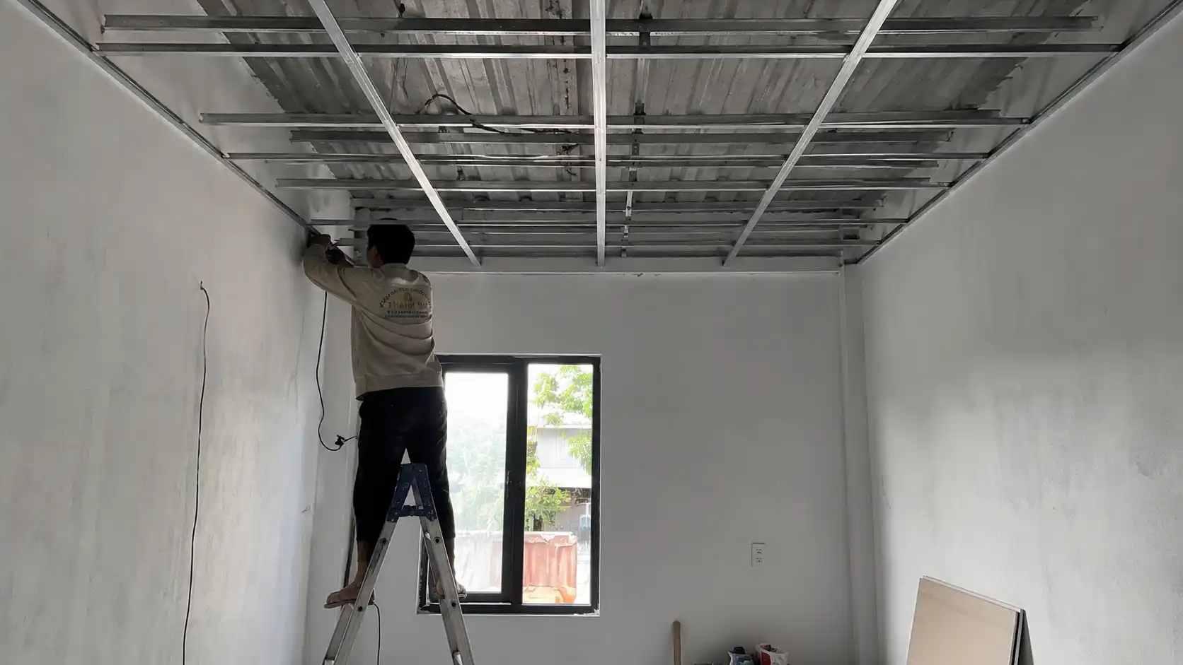 Thi công trần nhựa Nano giá rẻ cho dãy phòng trọ