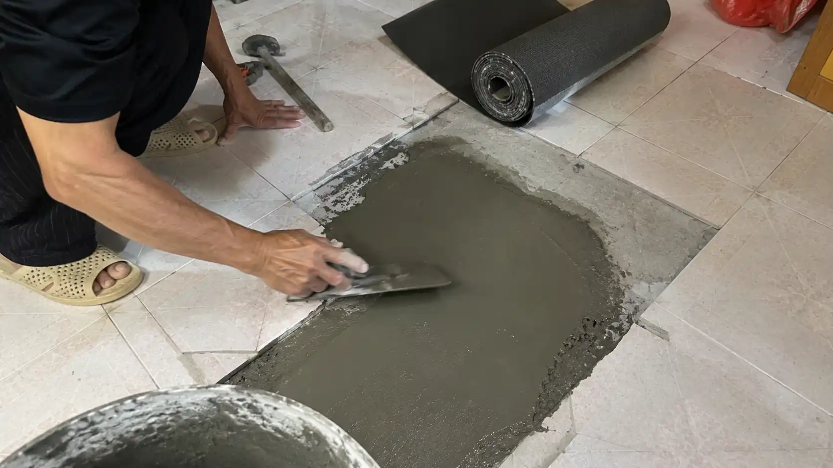 Trám phẳng xi măng chỗ nền gạch nổ rộp