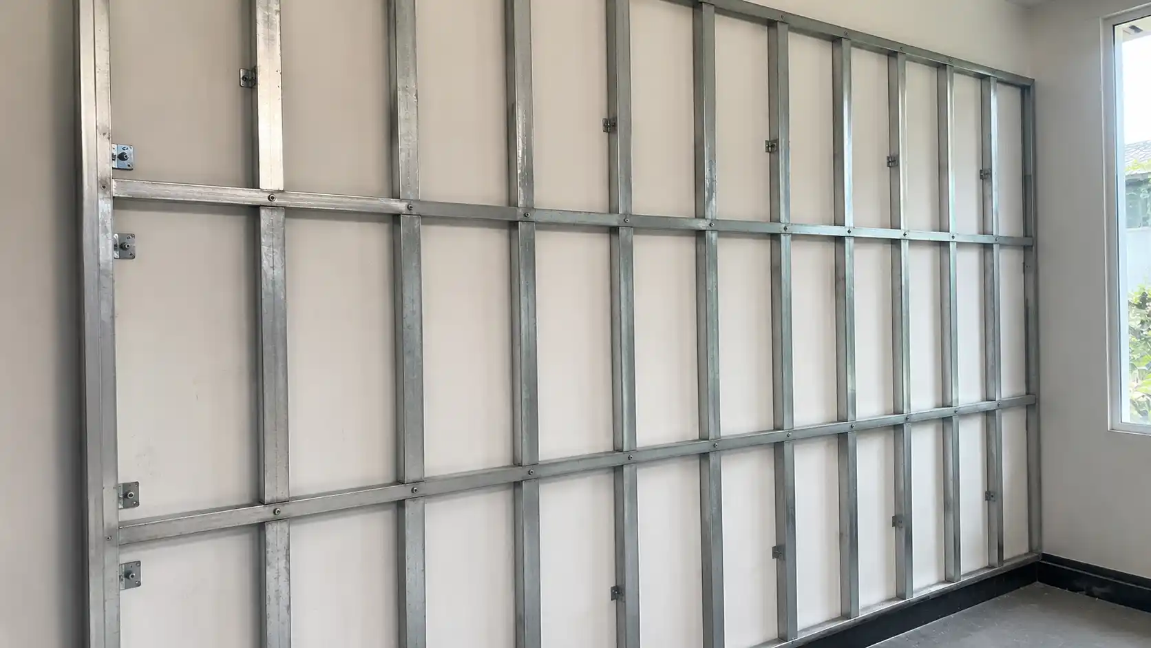 Tiêu chuẩn lắp xương sắt cho tường mốc khi ốp nhựa Nano