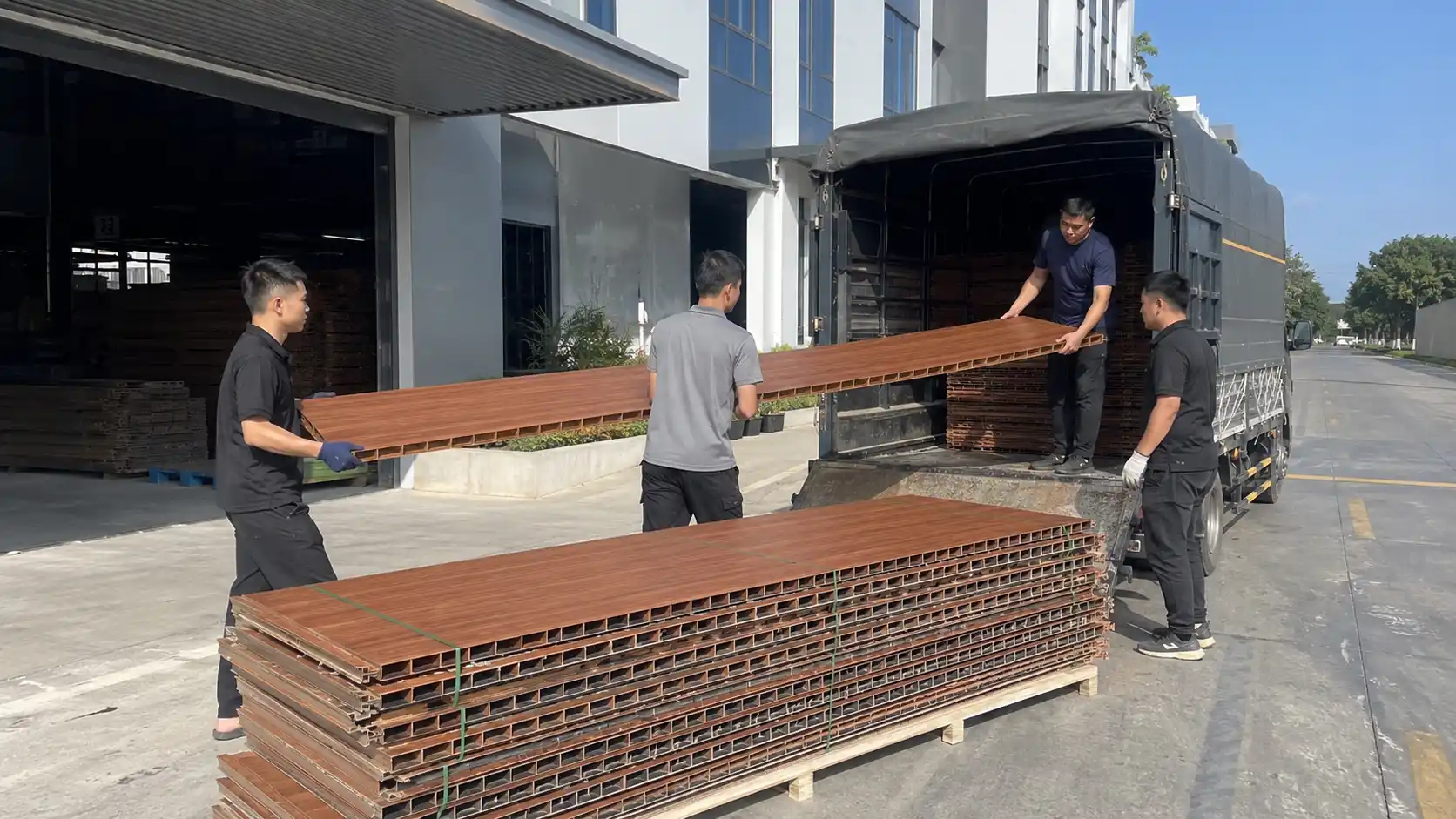 Tổng kho Nam Tiến bốc xếp tấm lót sàn gác lửng bằng nhựa sỉ cho đại lý