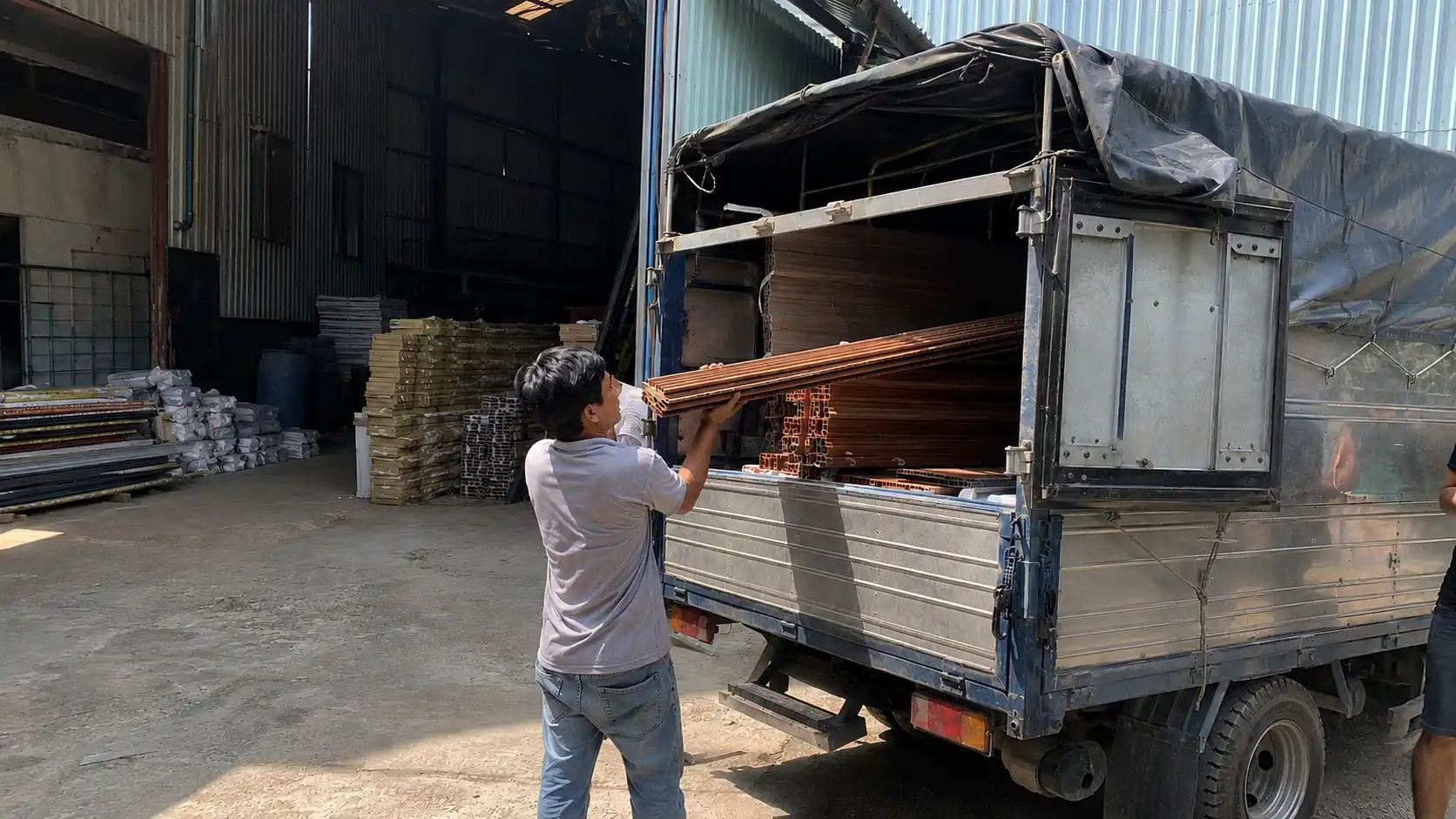 Tổng kho Nam Tiến giao tấm nhựa ốp trần tại Cần Thơ