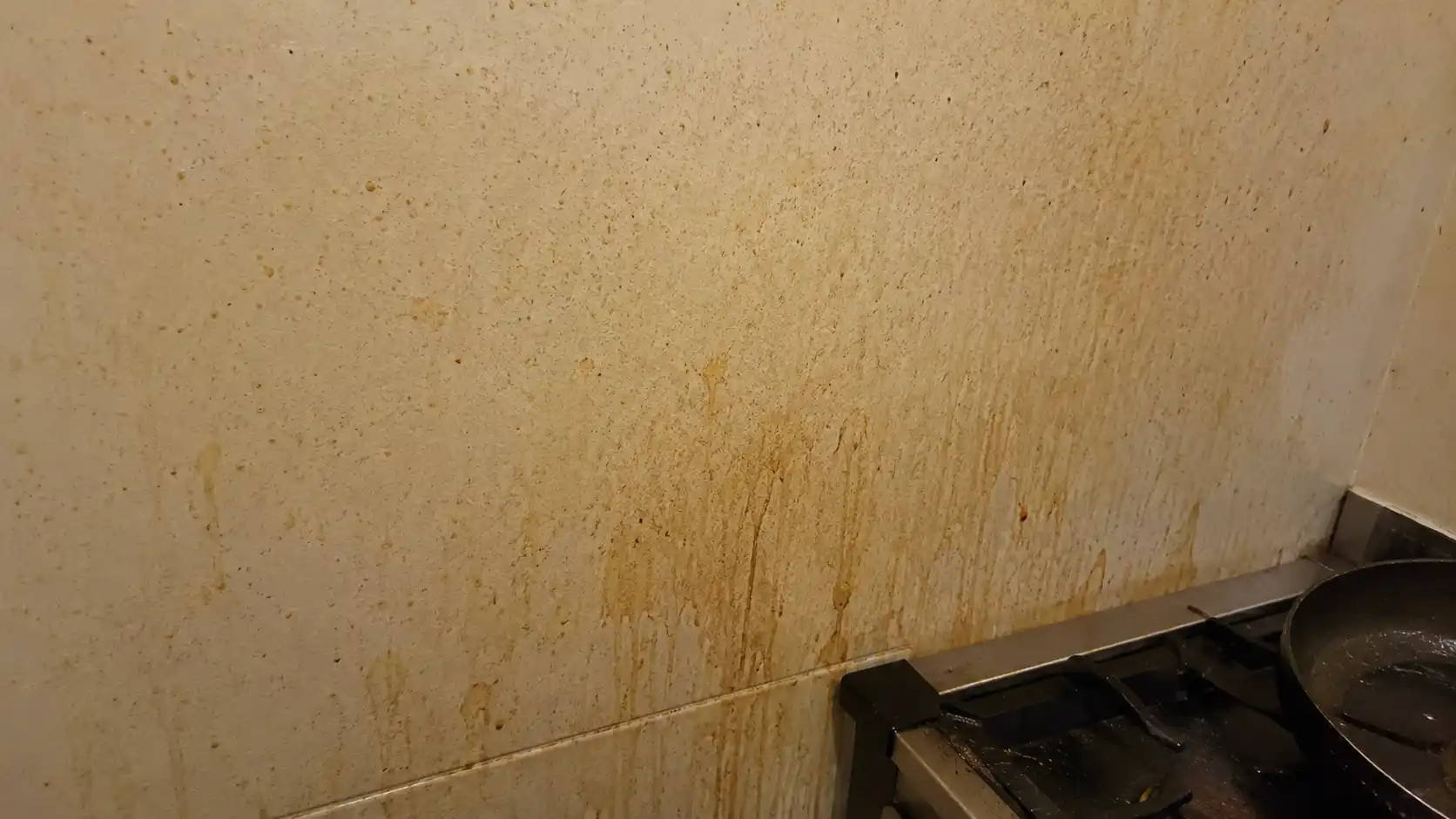 Tường bếp bị bám dầu mỡ lâu ngày gây ố vàng
