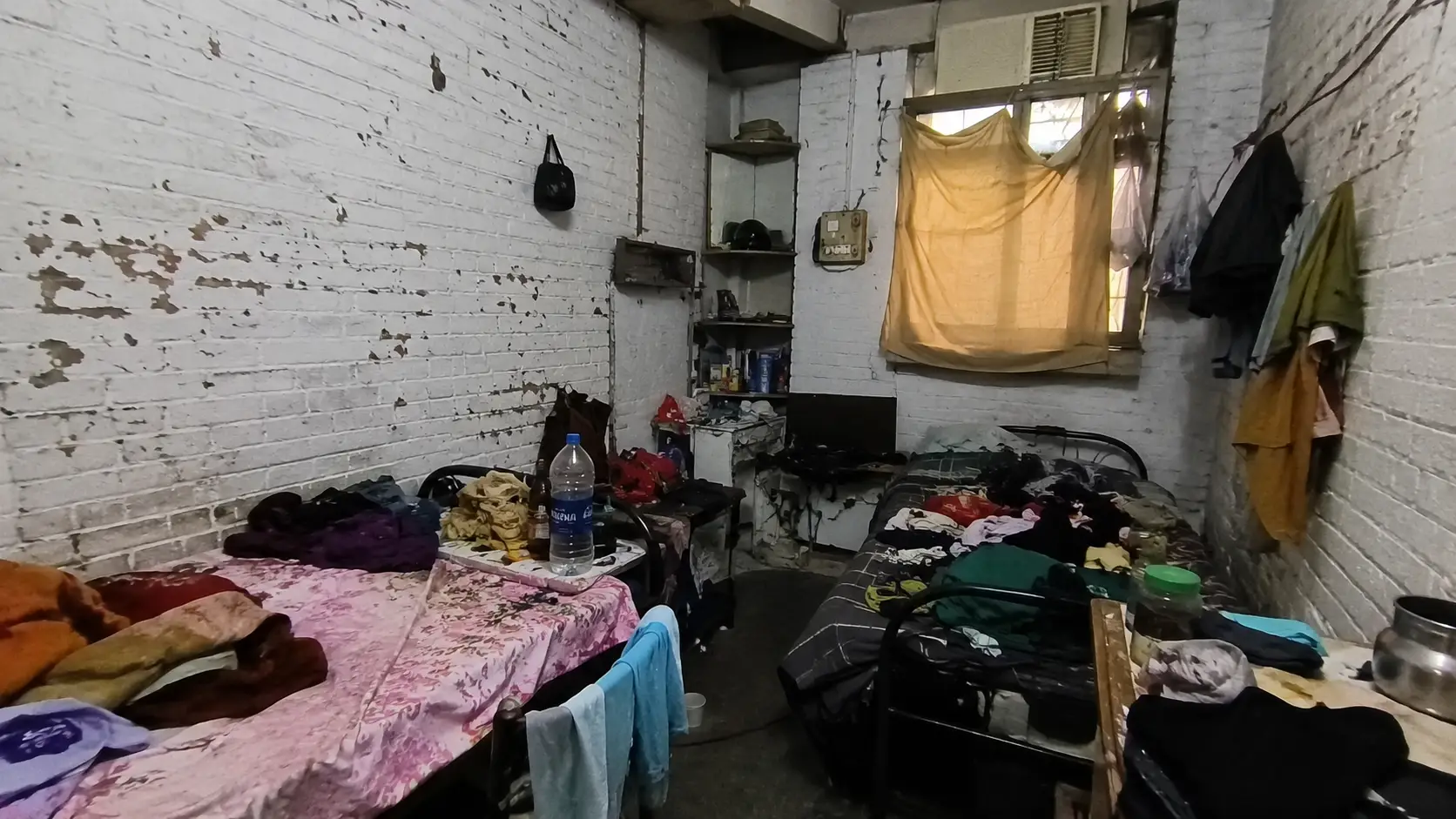 Tường gạch phòng ngủ bị mốc bong tróc và thiếu vách ngăn riêng tư