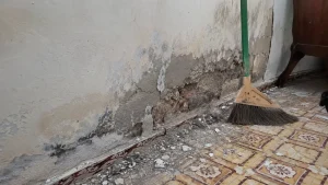 Xử lý chân tường rụng cát vữa liên tục, cách xử lý tường rụng cát