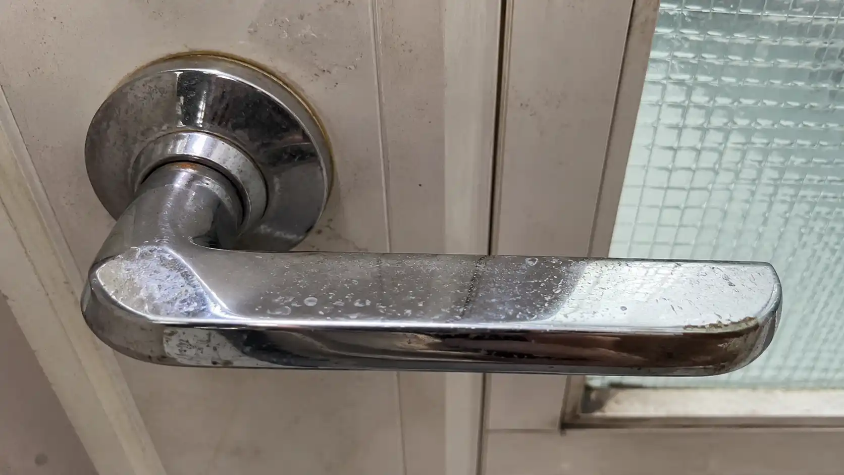Bản lề và tay khóa inox 304 giúp cửa nhựa nhà tắm hạn chế han gỉ do hơi ẩm