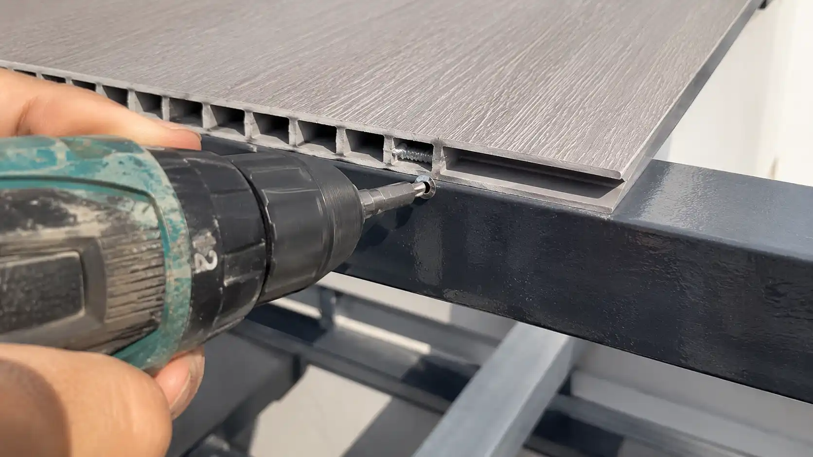 Bắn vít cố định tấm nhựa gác lửng vào đà sắt chuẩn kỹ thuật