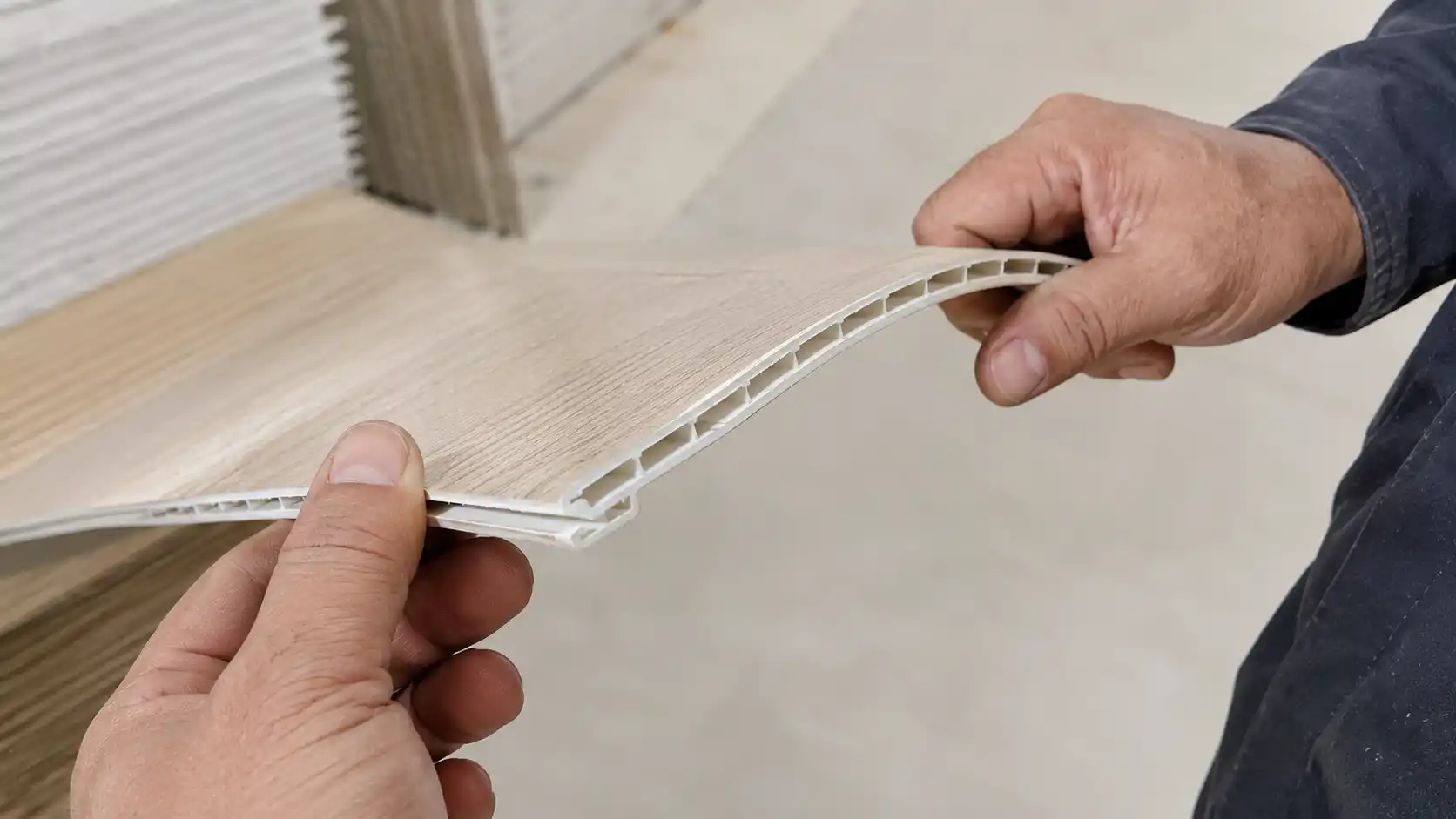 Bẻ thử góc hèm khóa tấm nhựa ốp tường giá rẻ kiểm tra chất lượng