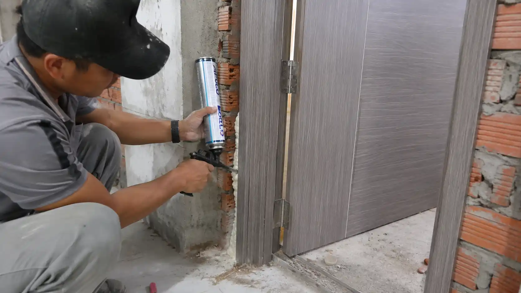 Bơm keo bọt PU Foam chèn khung bao cửa nhựa composite để phòng tránh xệ cánh
